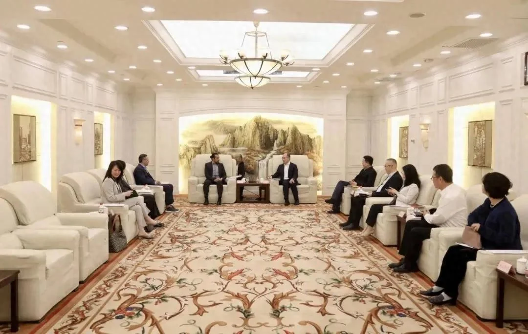刘平区长会见康宝莱全球总裁兼候任首席执行官史蒂芬·格拉茨尼一行